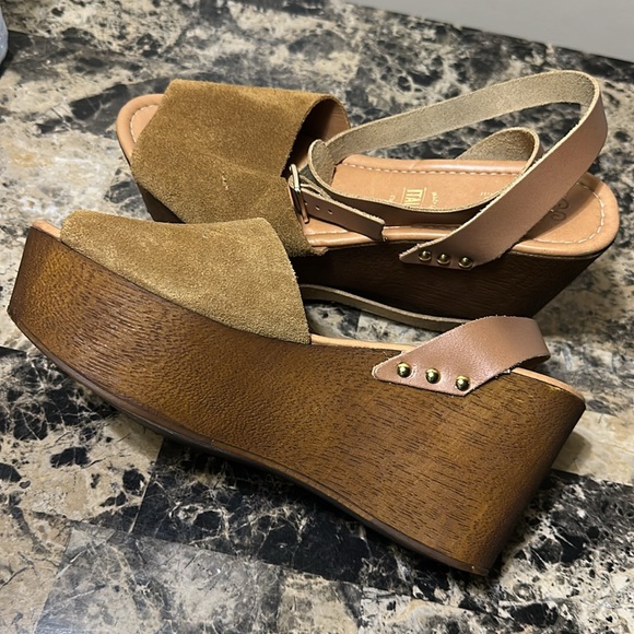 Seychelles Tan Wedges - Picture 4 of 7